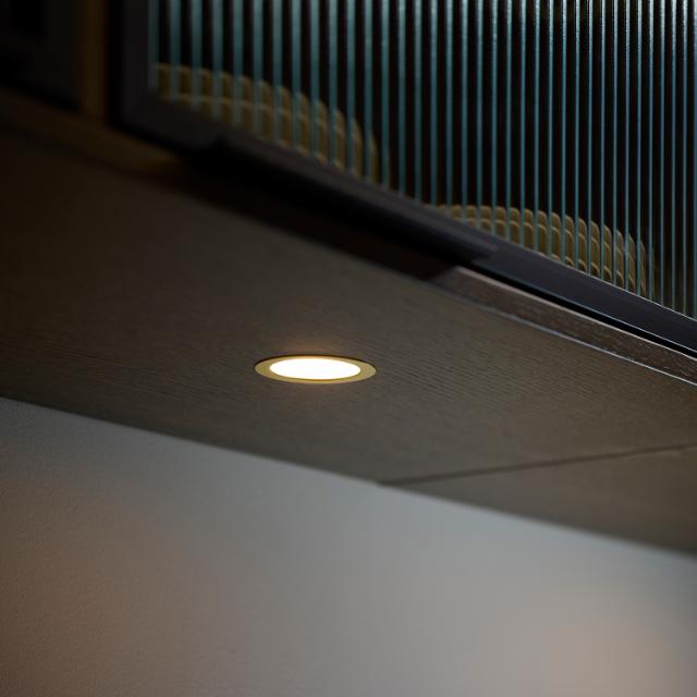 Spotlight i mässing fulländar uttrycket